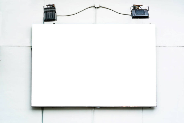 leere Plakatwand-Attrappe mit weißem Bildschirm an Zementwand in der Stadt  - Foto, Bild