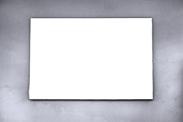 Cartelera en blanco maqueta con pantalla blanca en la pared de cemento en la ciudad
  - Foto, imagen
