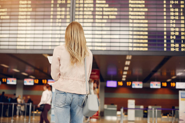 Hermosa chica de pie en un aeropuerto
 - Foto, imagen