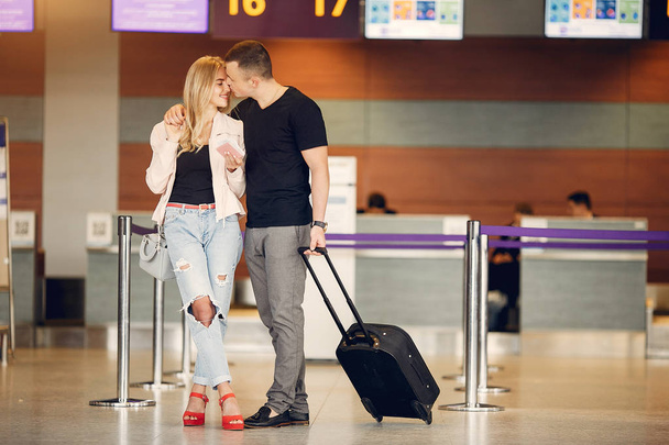 Beautiful couple standing in a airport - Foto, afbeelding