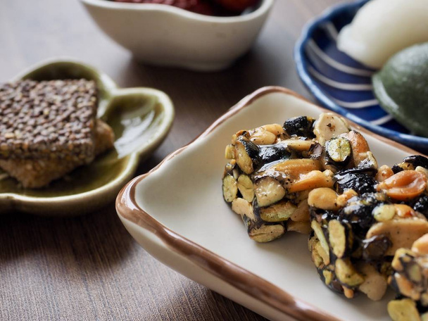 Snacks tradicionales coreanos SweetRicePuffs, Black Beans gangjeong, Peanut gangjeong
 - Foto, Imagen