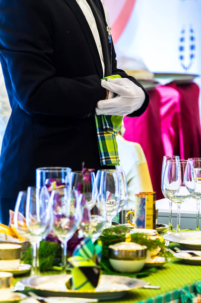 Kelnerzy usług oczekujących w luksusowej imprezie - Zdjęcie, obraz