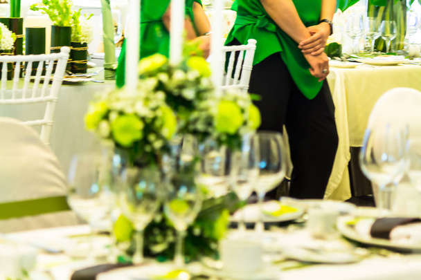 Kelnerzy usług oczekujących w luksusowej imprezie - Zdjęcie, obraz