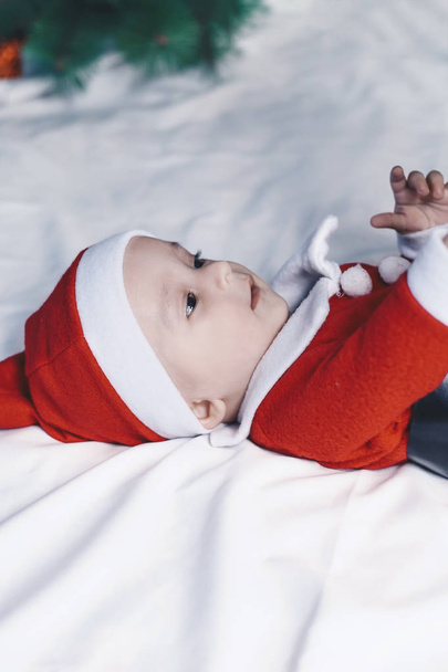 Der kleine Weihnachtsmann. 6-9 Monate alter Junge im Weihnachtsmann-Kostüm. Frohe Weihnachten - Foto, Bild