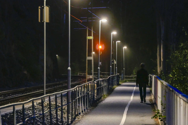 Стокгольм, Швеція велосипедна доріжка вночі на острові Lidingo. - Фото, зображення