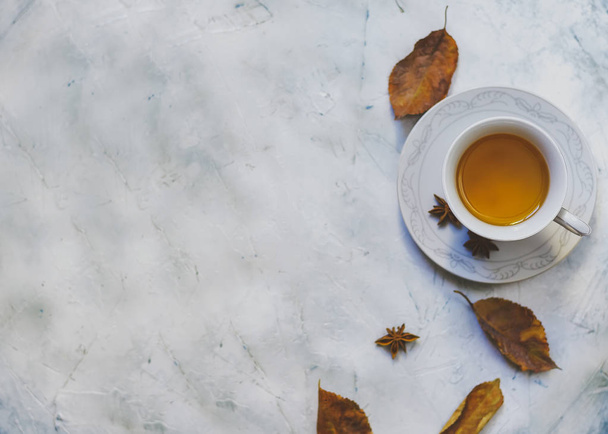 Una taza de té caliente con hojas de otoño y espacio para copiar
 - Foto, imagen