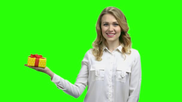 Woman holding gift box on green screen. - Footage, Video