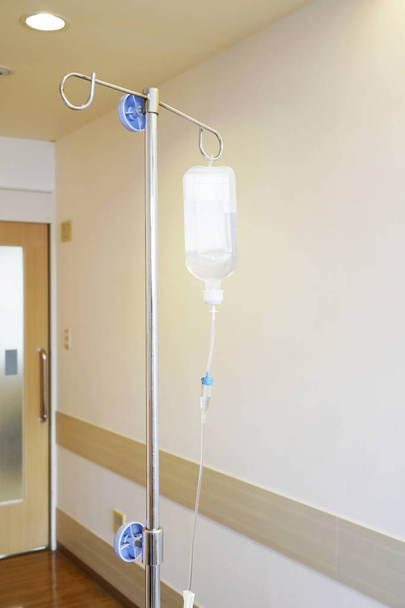 Infusion IV goutte à goutte solution saline flacon médical dans la chambre du patient
 - Photo, image