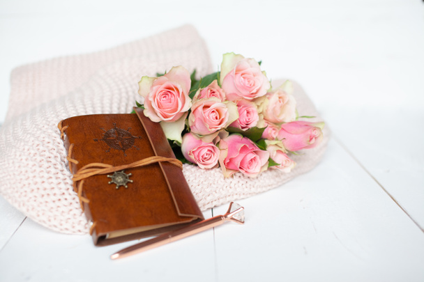 Růžové růže a kožený zápisník na růžovém přikrývce - Fotografie, Obrázek