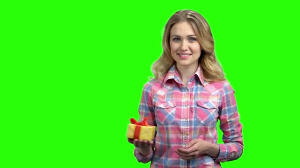 Pretty girl holding gift box on green screen. - Footage, Video