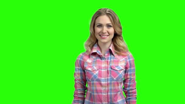 Charmant meisje dat duim omhoog toont op groen scherm. - Video