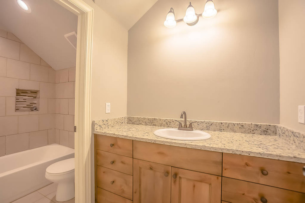 Туалетная ванна и тщеславие внутри чистой ванной комнаты дома
 - Фото, изображение