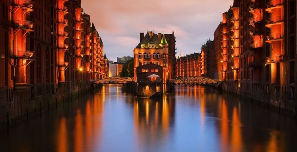 Hamburg Stadt der Lagerhallen Palast bei Nacht - Foto, Bild