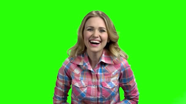 Fiatal csinos lány nevetnek a zöld képernyő. - Felvétel, videó