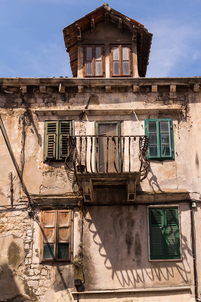 Old house with a balcony, Sibenik, Croatia - Фото, изображение