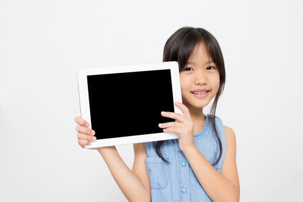 Criança asiática feliz com computador tablet
 - Foto, Imagem