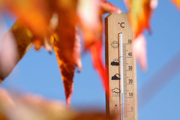 buen tiempo en el otoño se muestra con termómetro de mercurio
 - Foto, imagen