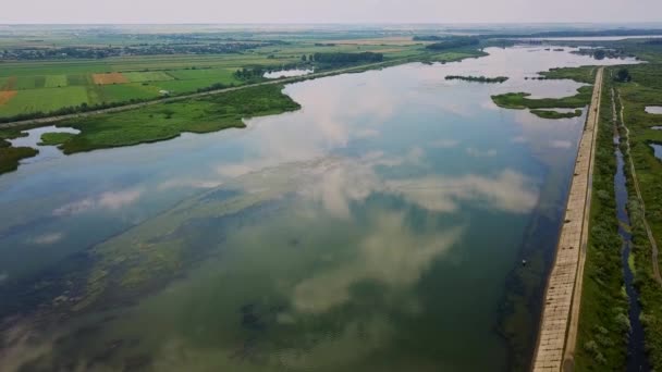 Güneşli bir yaz gününde mavi nehir whit yansımaları havadan görünümü. Olt Nehri üzerinde Drone uçuşu, Romanya. - Video, Çekim