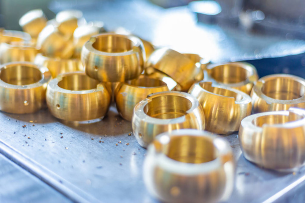 Bronzen frees ringen, onderdelen na verwerking op een CNC-machine. - Foto, afbeelding