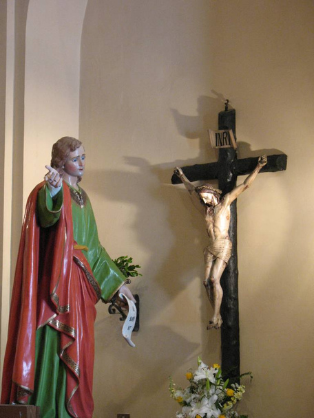 Estátua de São João Baptista e de Jesus Cristo na Cruz na Igreja de Nossa Senhora do Santo Rosário em Soverato (Calábria
) - Foto, Imagem