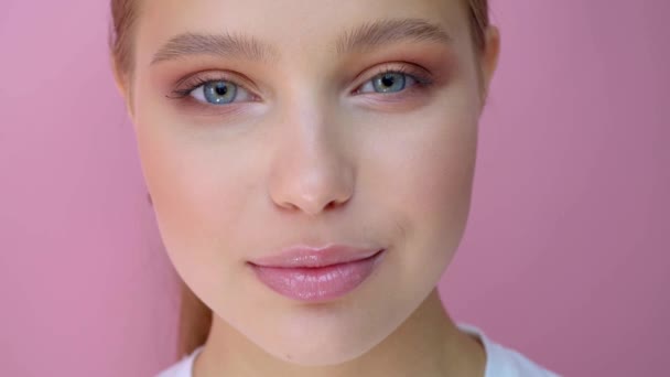 schöne Mädchen im Studio Hintergrund, Beauty-Konzept, auf rosa Hintergrund - Filmmaterial, Video