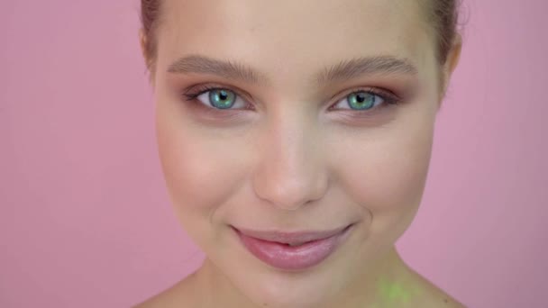 schöne Mädchen im Studio Hintergrund, Beauty-Konzept, auf rosa Hintergrund - Filmmaterial, Video