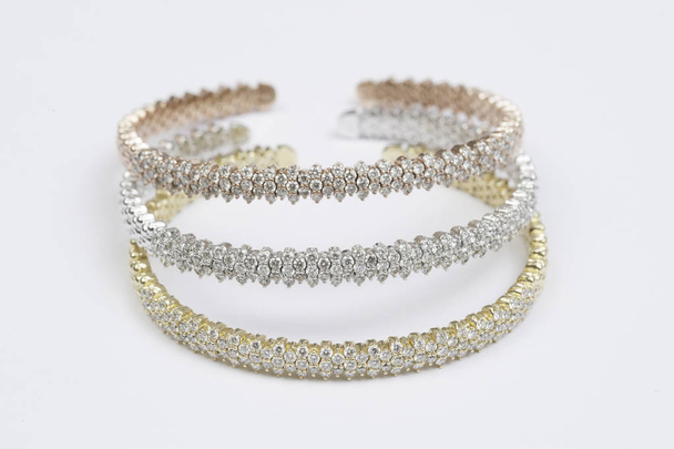 Conjunto de tres pulseras de oro y diamantes de colores
. - Foto, imagen