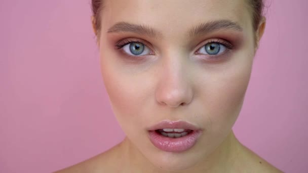 Mooi meisje op studio achtergrond, Beauty concept, op roze achtergrond - Video