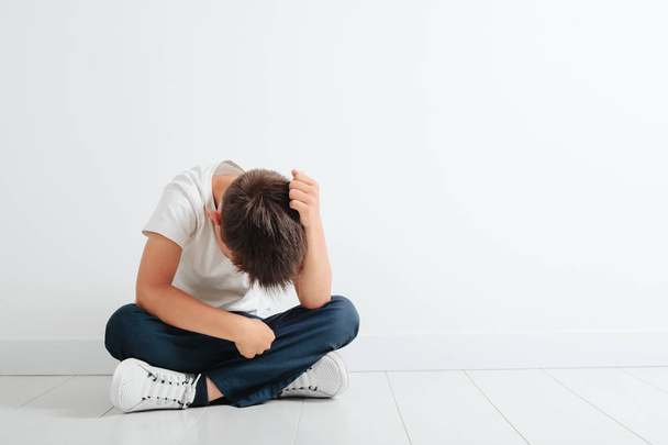 ребенок, чья депрессия сидит на полу
 - Фото, изображение