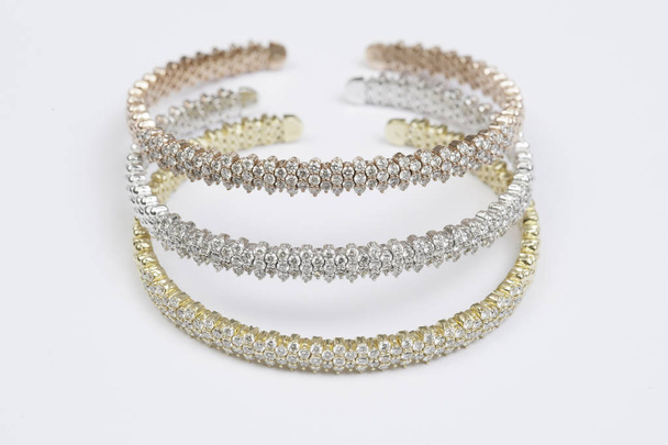 Conjunto de tres pulseras de oro y diamantes de colores
. - Foto, Imagen
