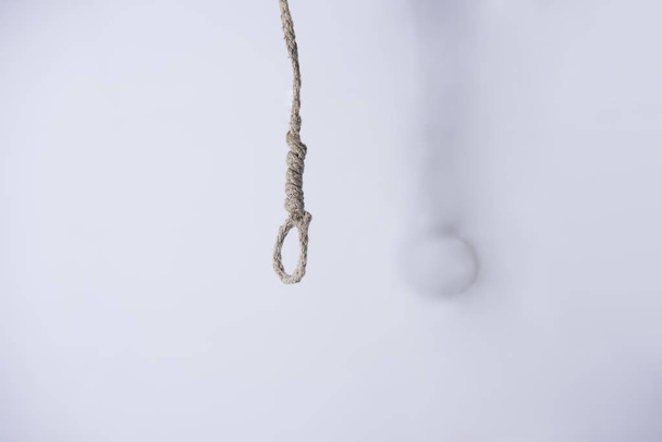 Akasztófák lógó kötél csomót kötött hurok fehér elszigetelt - Fotó, kép