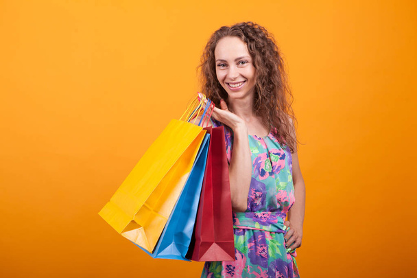 Atraktivní žena v pěkných šatech s nákupními taškami - Fotografie, Obrázek