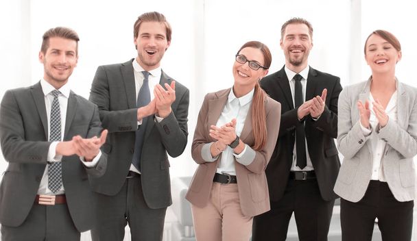 une équipe d'affaires souriante applaudit leur succès
 - Photo, image