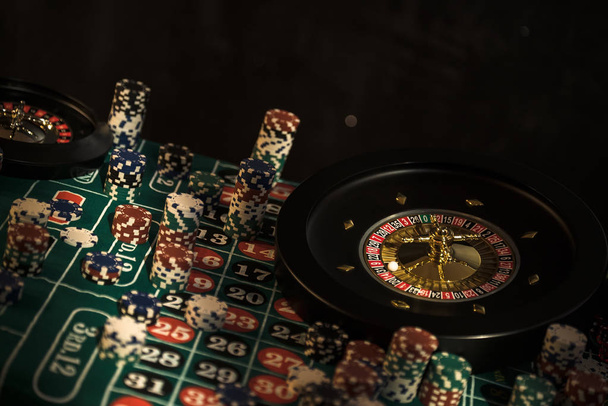 Rulet ile Poker Chips, kumar oyunları kavramı. - Fotoğraf, Görsel