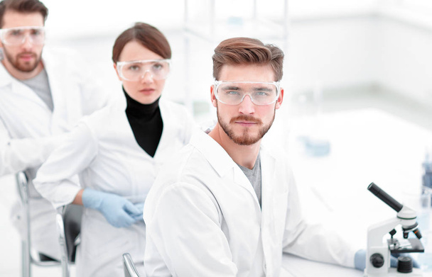promising young scientists in the laboratory - Φωτογραφία, εικόνα