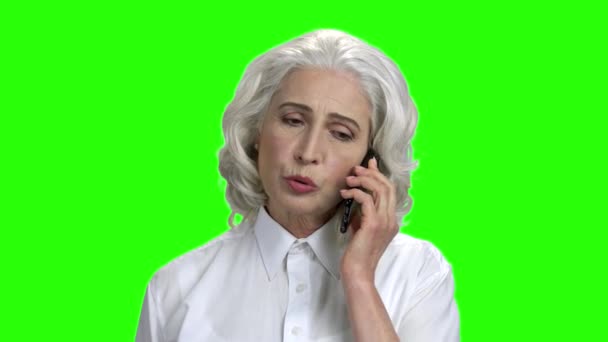 Elegante mujer mayor hablando en el teléfono móvil
. - Imágenes, Vídeo