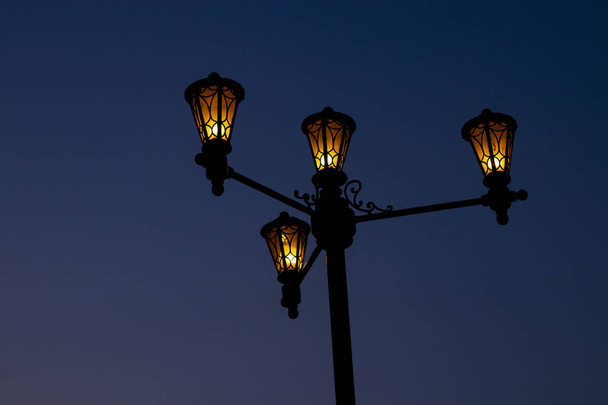  фонарь посреди улицы в ночное время
 - Фото, изображение
