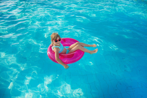 het kind zwemt en duikt in het zwembad. Selectieve focus. - Foto, afbeelding