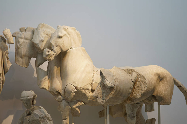 Статуи трех лошадей на археологическом объекте Олимпии
 - Фото, изображение