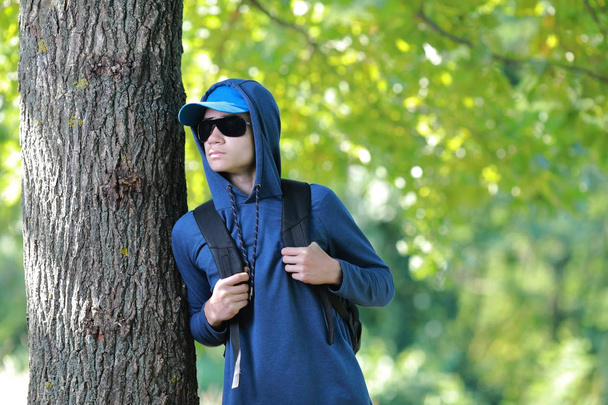 Podróżny facet spacery po lesie - Zdjęcie, obraz