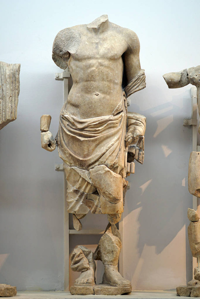 Posąg gołego mężczyzny w klatce piersiowej na terenie archeologicznym Olimpii - Zdjęcie, obraz