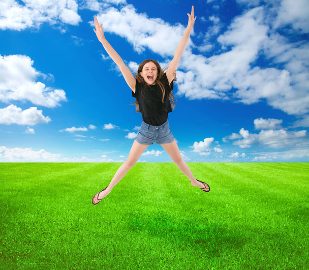 Nuori tyttö hyppääminen
 - Valokuva, kuva