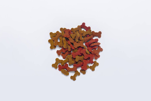 dry pet food in bowl on white background top view - Foto, Imagem