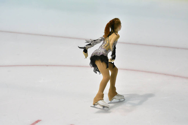 Κορίτσι σκέιτερ πατίνια στην αθλητική Αρένα πάγου - Φωτογραφία, εικόνα
