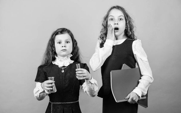 shocked about results. little smart girls with testing flask. biology education. children study chemistry lab. school kid scientist studying science. back to school. girls with folder. feel shocked - Foto, Imagem