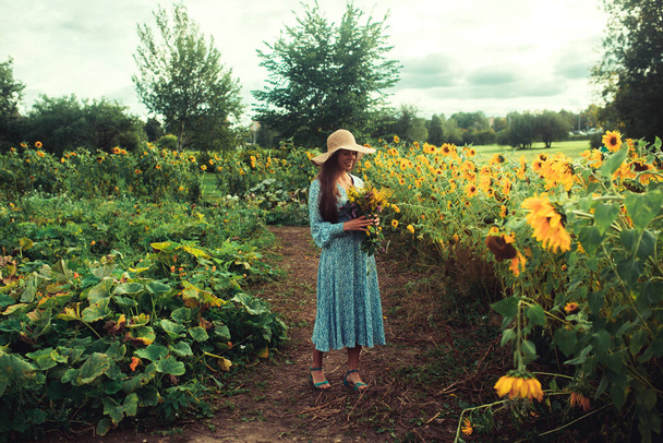 Walk among in the field among sunflowers - Foto, afbeelding