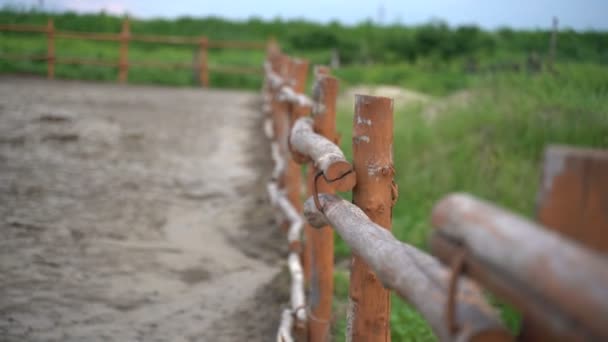 Ξύλινος φράχτης στο στάβλο - Πλάνα, βίντεο
