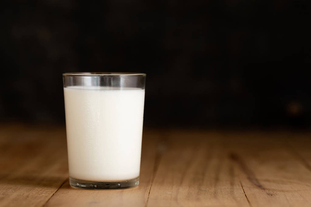 glass of milk against  - Foto, afbeelding
