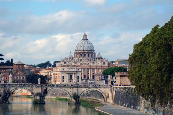 Näkymä Pyhän Pietarin katedraali ja Tiber Roomassa
. - Valokuva, kuva