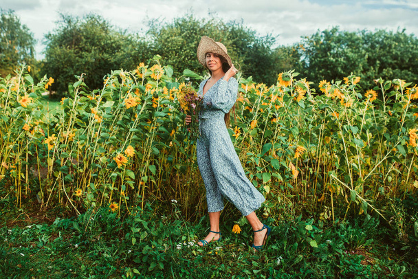 Walk among in the field among sunflowers - Φωτογραφία, εικόνα